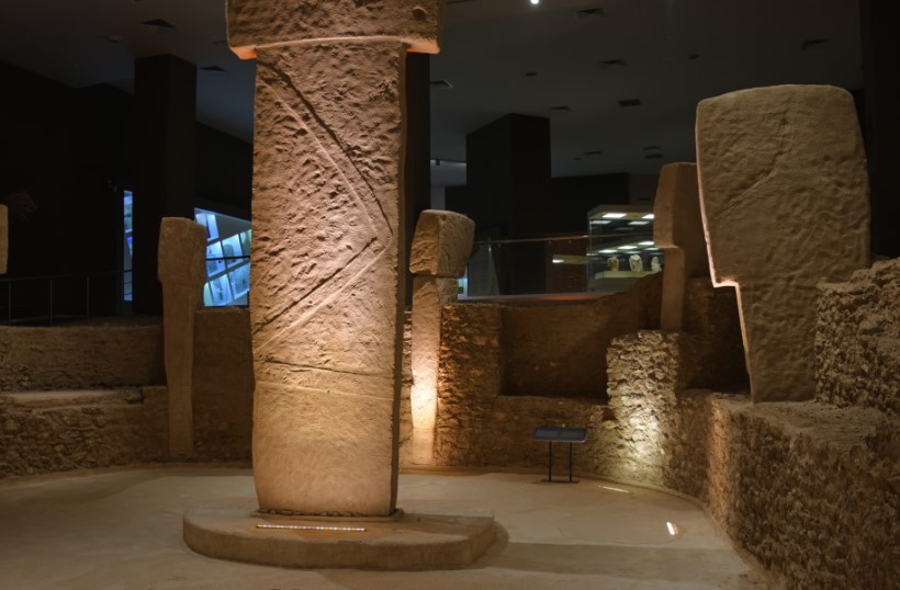Göbekli Tepe ; Beginning of the History 13 Göbekli Tepe ; Beginning of the History - Göbekli Tepe is a large archaeological site considered to be the oldest temple complex in human history. Dating back 12,000 years, this temple was built by a hunter-gatherer society and bears traces of religious beliefs, rituals and social structure. The discovery of Göbekli Tepe has provided us with a wealth of new information about prehistoric times.