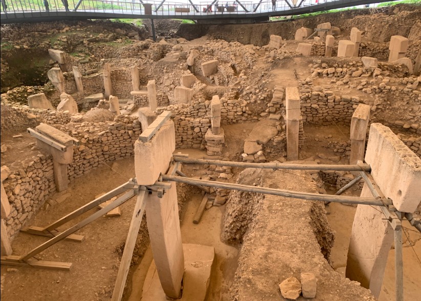 Göbekli Tepe ; Beginning of the History 12 Göbekli Tepe ; Beginning of the History - Göbekli Tepe is a large archaeological site considered to be the oldest temple complex in human history. Dating back 12,000 years, this temple was built by a hunter-gatherer society and bears traces of religious beliefs, rituals and social structure. The discovery of Göbekli Tepe has provided us with a wealth of new information about prehistoric times.
